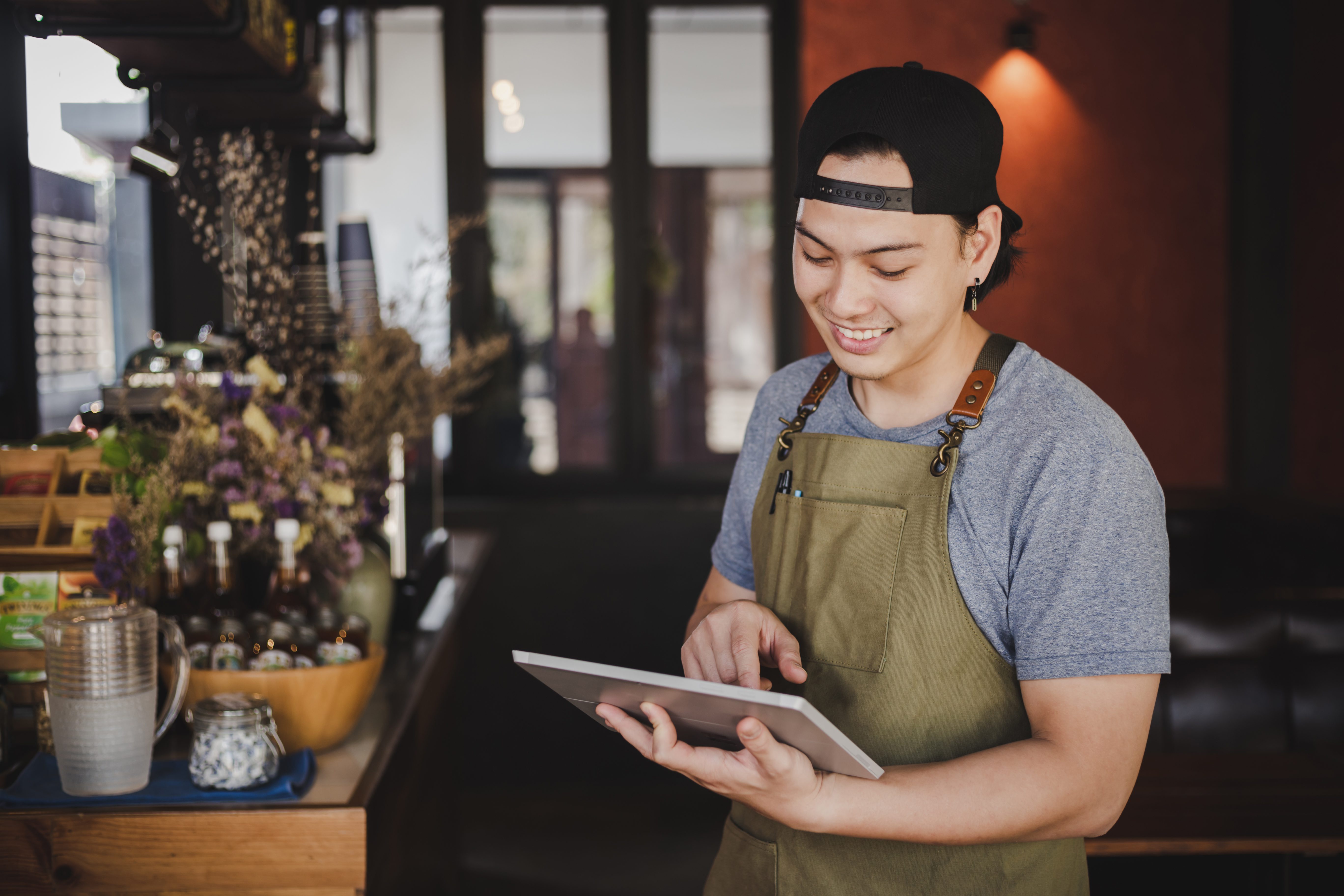 asian man barista holding tablet for checking order from customer on coffee cafe Reconoce tu tipo de Emprendimiento