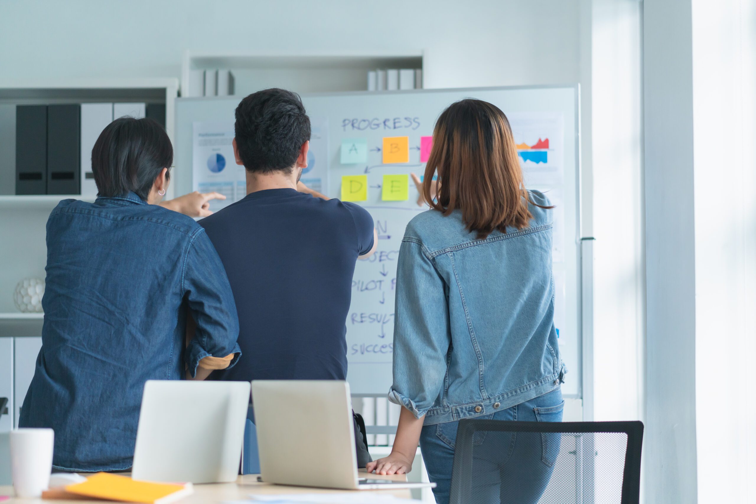 creative agency business brain storm meeting presentation team discussing roadmap to product launch presentation planning strategy new business development scaled Diseña tu roadmap o ruta de estrategia para tu emprendimiento