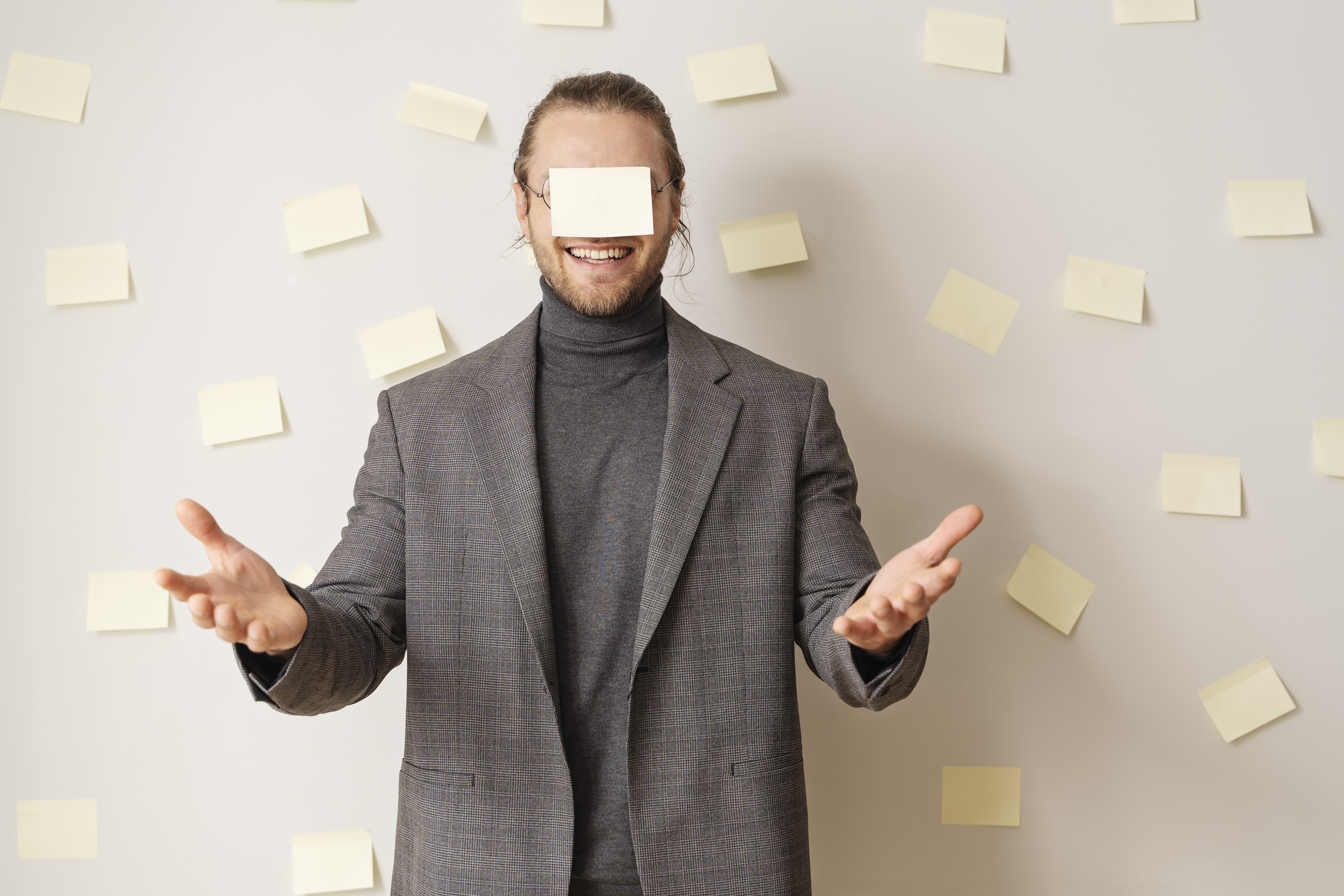 medium shot smiley man with post its Diseña tu roadmap o ruta de estrategia para tu emprendimiento