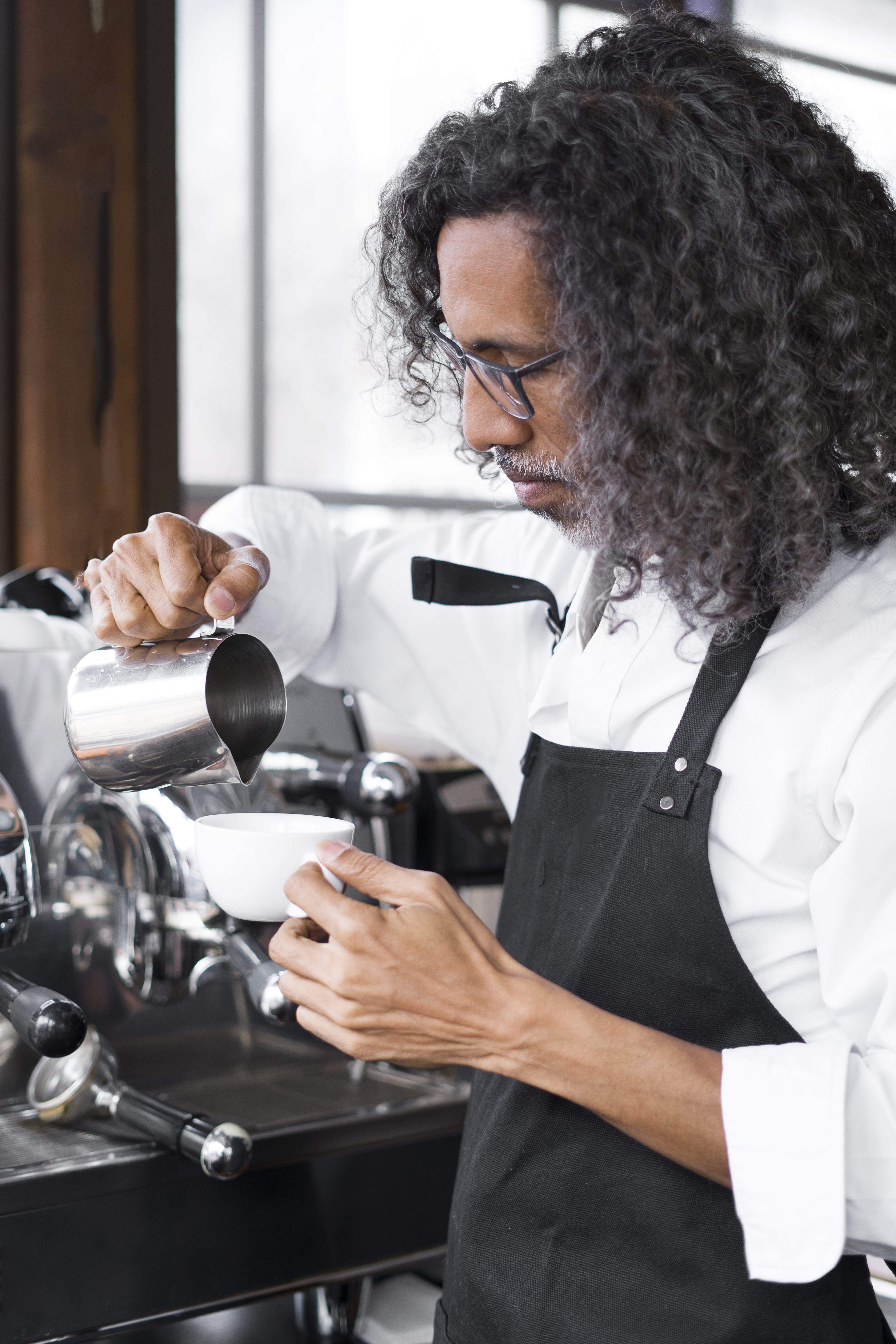 side view business owner making coffee Por qué emprender un negocio después o durante de los 30