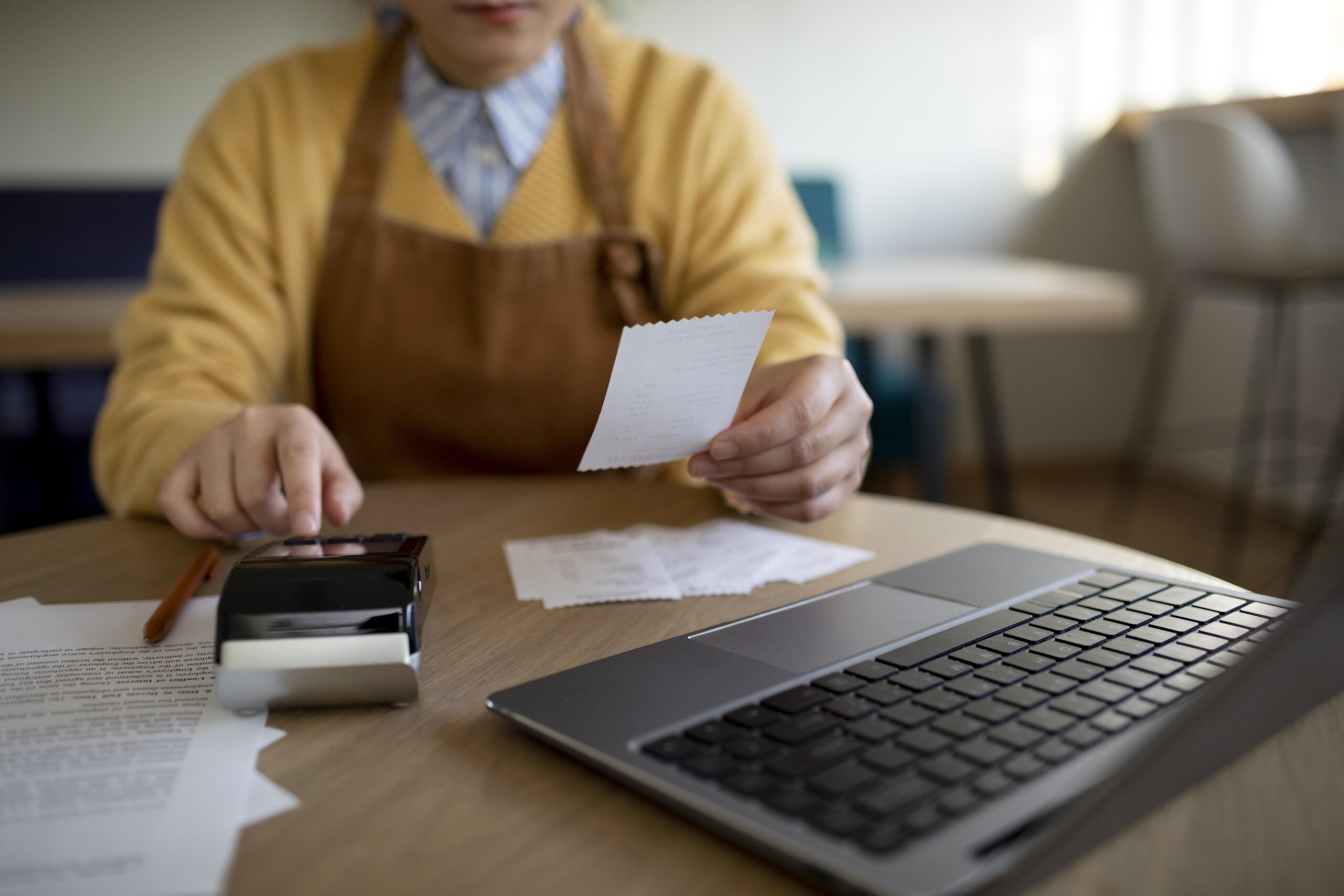 close up hand holding receipt scaled ¿Cómo manejar las finanzas un emprendimiento?