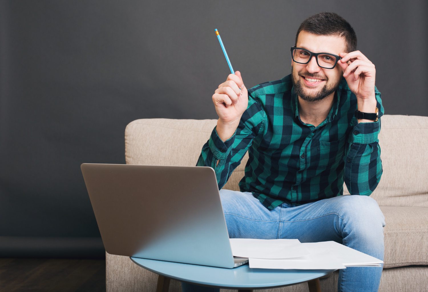 hombre barbudo guapo joven inconformista sentado sofa casa Tecnologías emergentes que toda pequeña empresa debería considerar